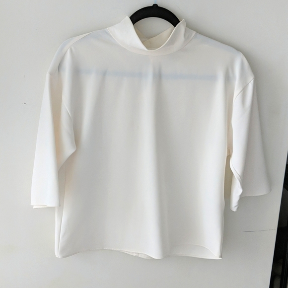 ✨2 for $45✨ Uniqlo Mock Neck Blouse - Picture 2 of 3